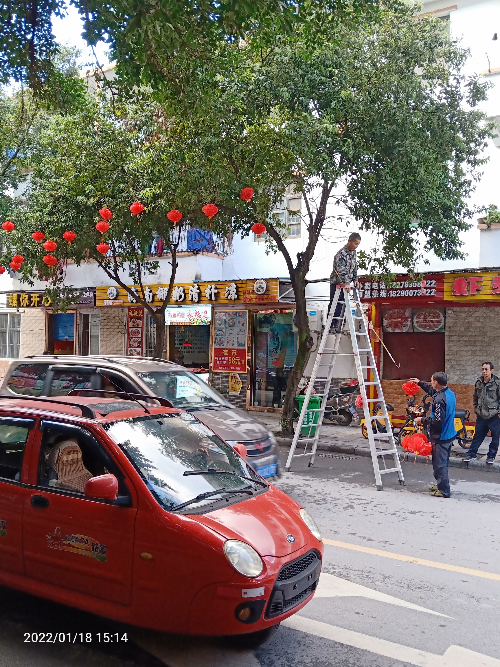 快过年了，这些工人开始扮靓县城了啵:395 / 作者:陈爱国 / 帖子ID:292166