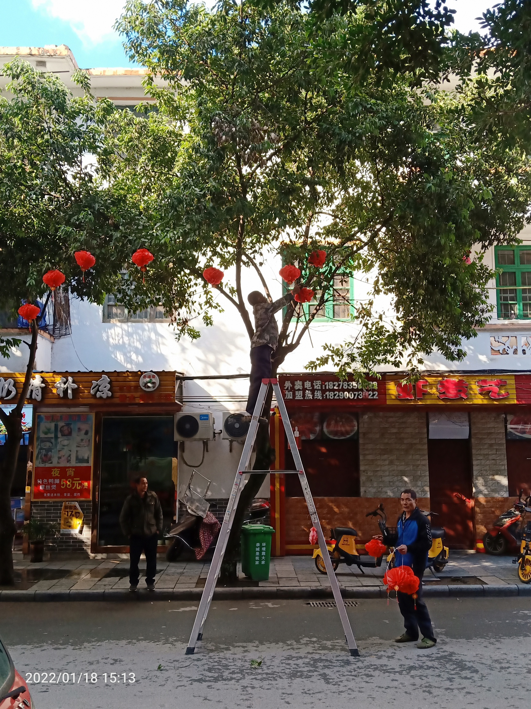 快过年了，这些工人开始扮靓县城了啵:539 / 作者:陈爱国 / 帖子ID:292166