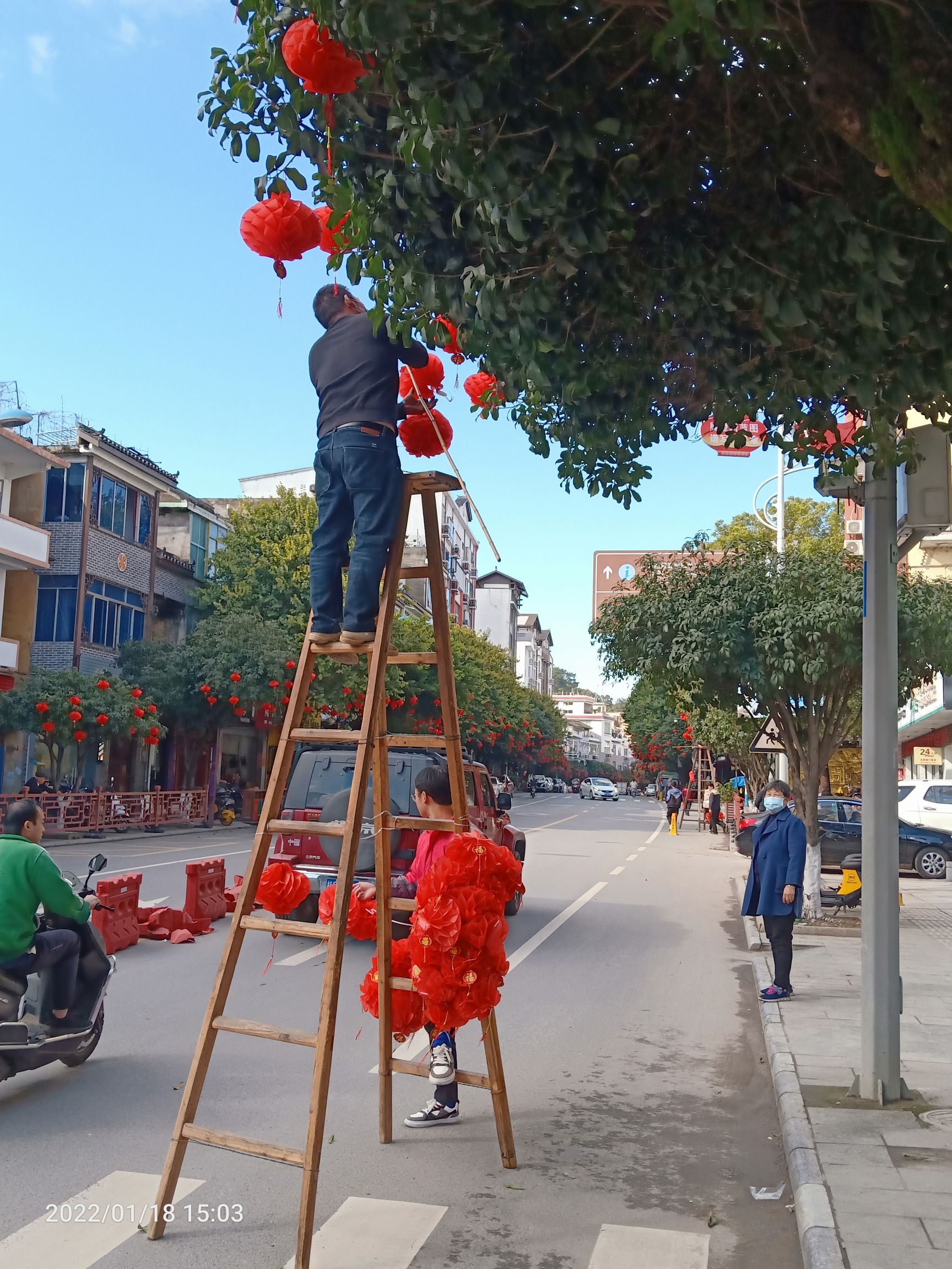 快过年了，这些工人开始扮靓县城了啵:878 / 作者:陈爱国 / 帖子ID:292166