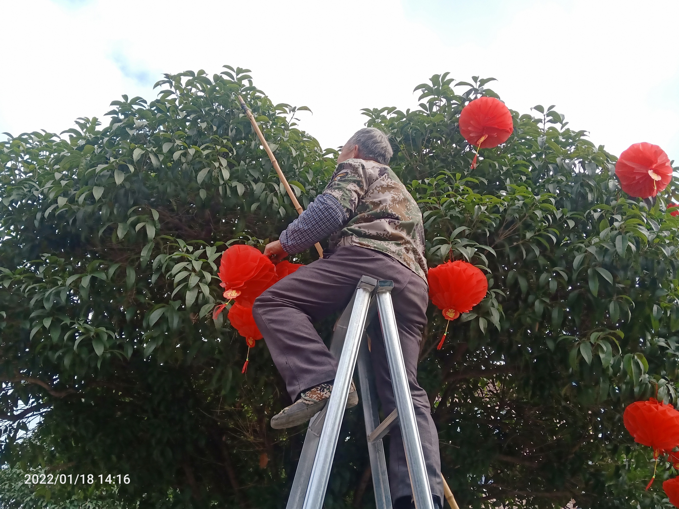 快过年了，这些工人开始扮靓县城了啵:948 / 作者:陈爱国 / 帖子ID:292166