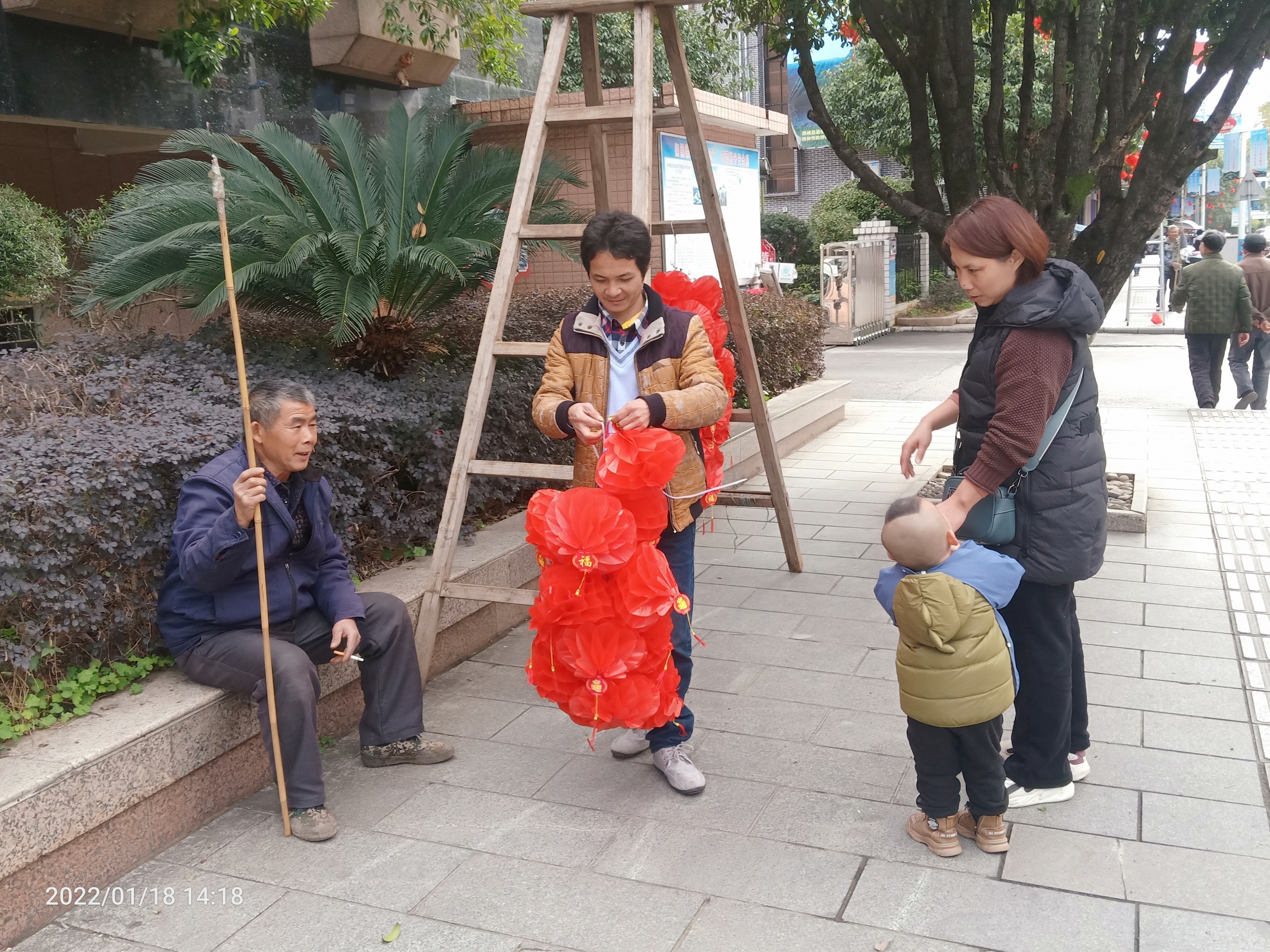 快过年了，这些工人开始扮靓县城了啵:158 / 作者:陈爱国 / 帖子ID:292166