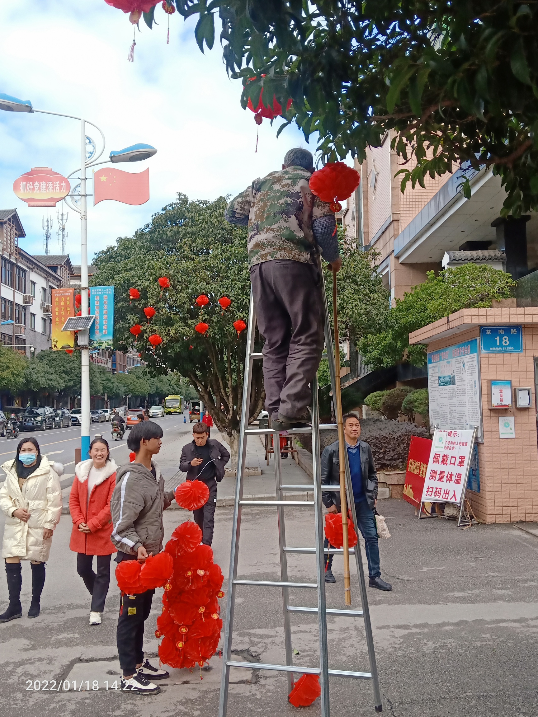 快过年了，这些工人开始扮靓县城了啵:736 / 作者:陈爱国 / 帖子ID:292166