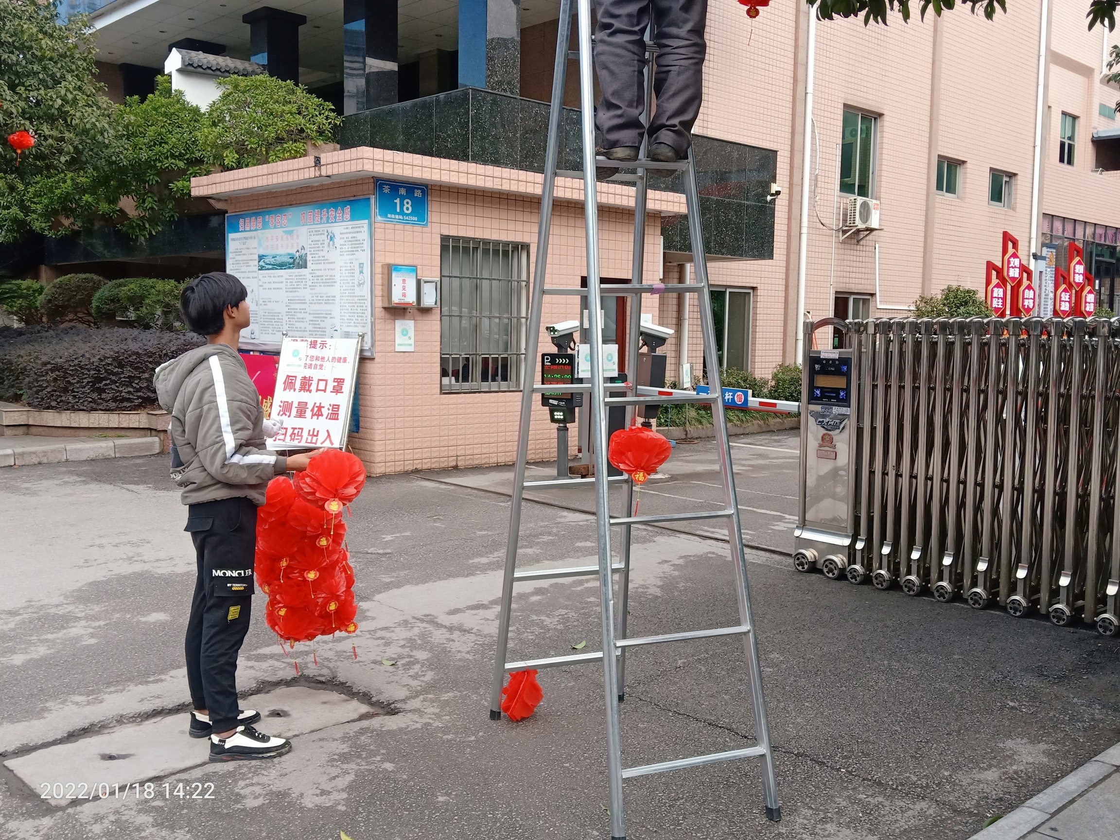 快过年了，这些工人开始扮靓县城了啵:120 / 作者:陈爱国 / 帖子ID:292166