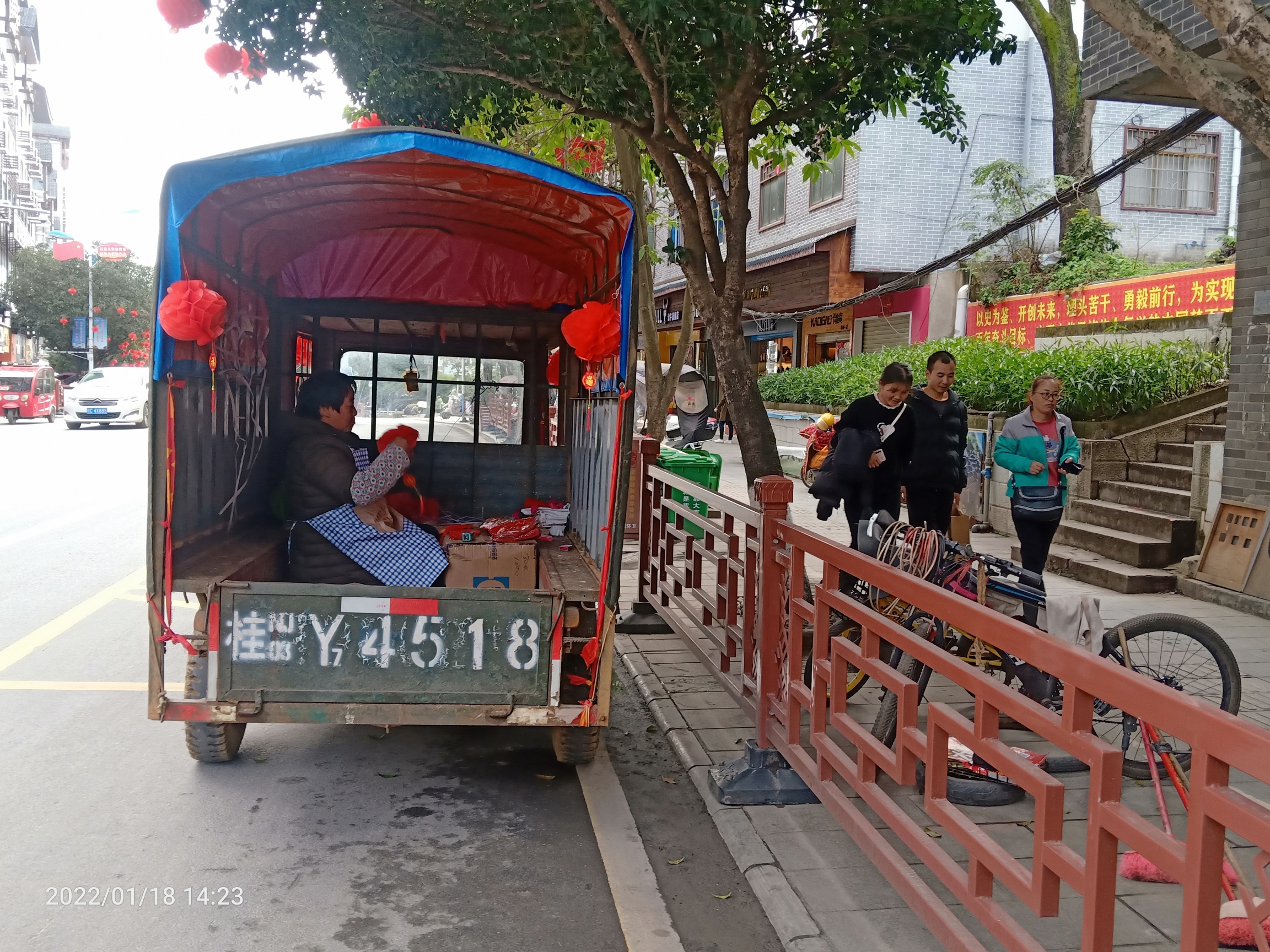 快过年了，这些工人开始扮靓县城了啵:631 / 作者:陈爱国 / 帖子ID:292166