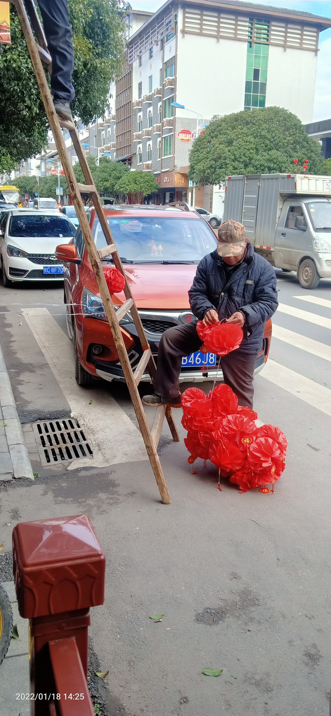 快过年了，这些工人开始扮靓县城了啵:606 / 作者:陈爱国 / 帖子ID:292166
