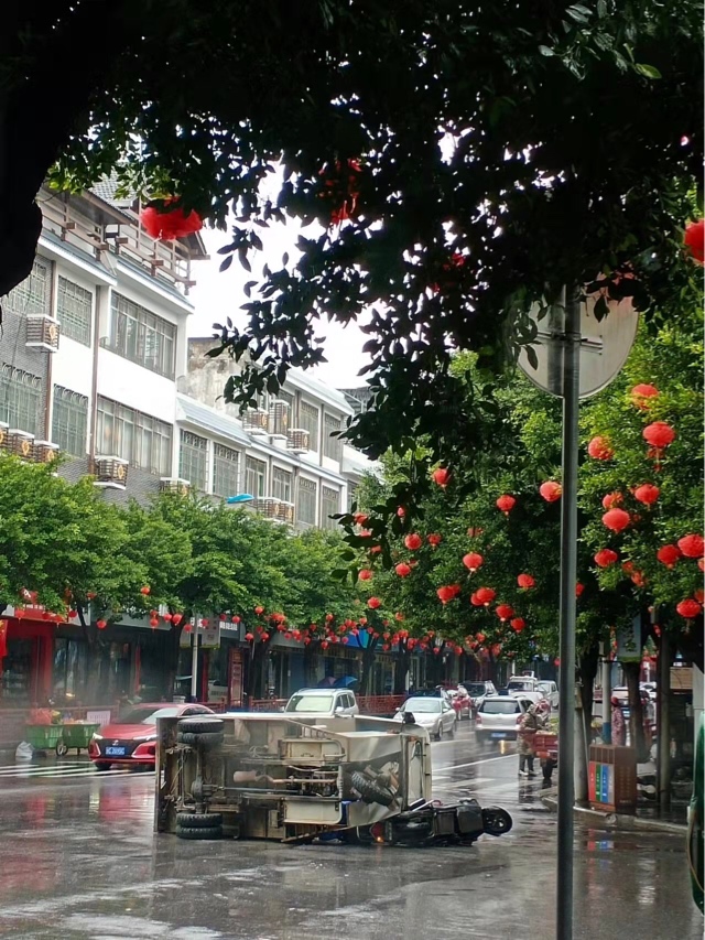 中午12点左右城中西路小圆盘发生车祸221 / 作者:公路美学 / 帖子ID:292996