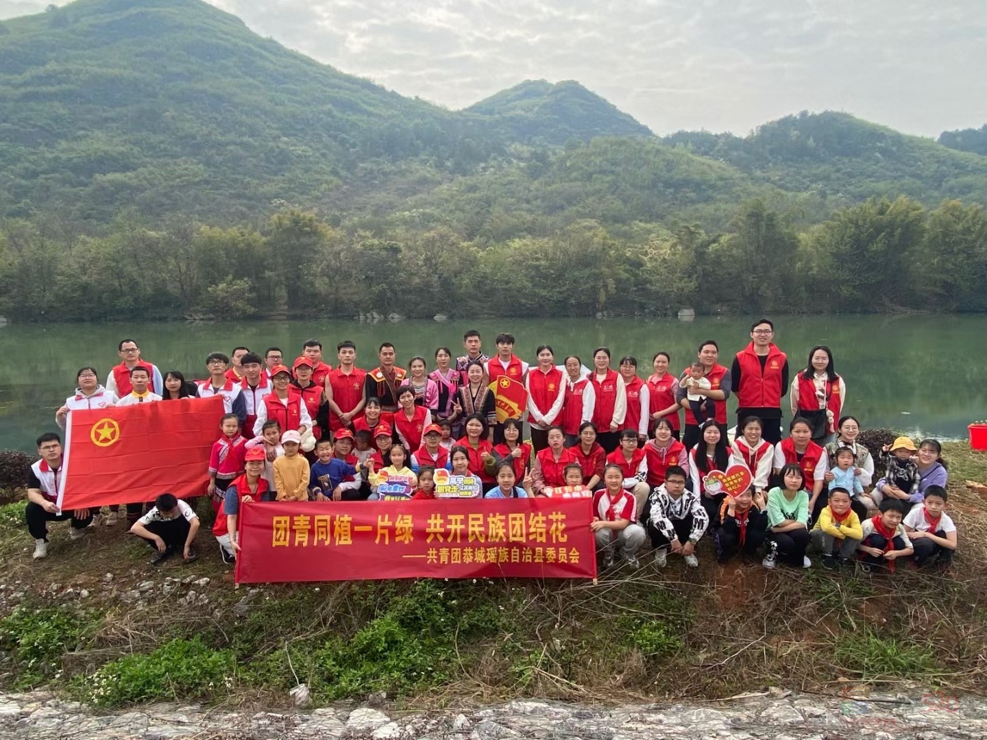 团县委组织青年团员、少数民族代表、青年志愿者植树活动889 / 作者:水墨茶江 / 帖子ID:293557