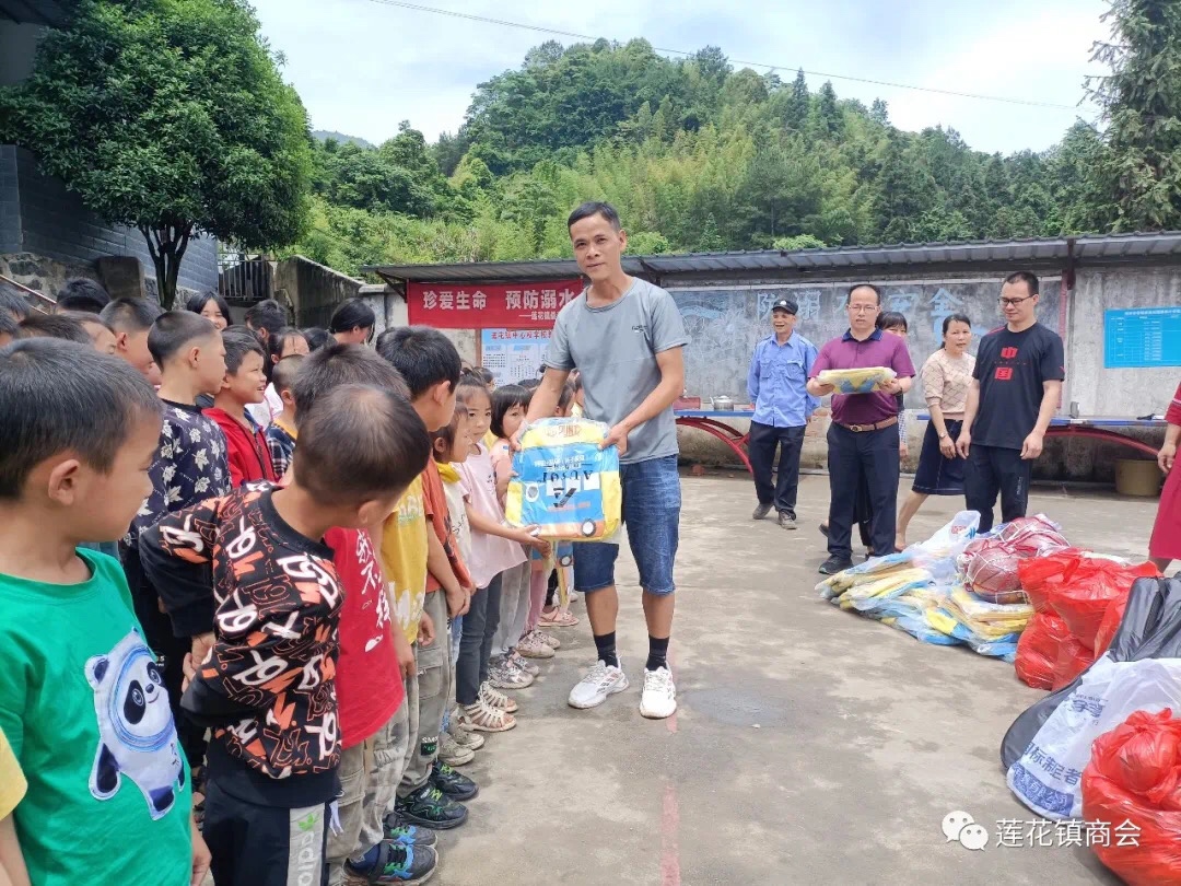 庆六一 暖童心| 莲花镇商会赴桑源小学开展六一慰问活动738 / 作者:莲花永盛营业厅 / 帖子ID:296059