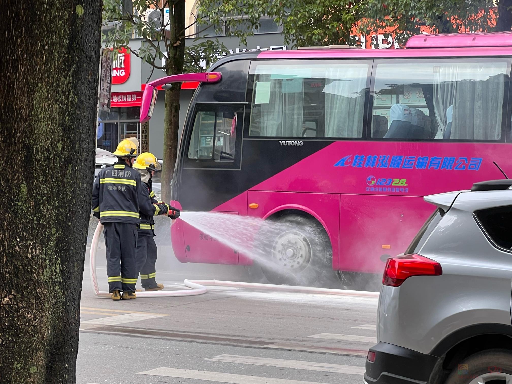 消防队路口一辆班车轮胎起烟了951 / 作者:小矮人 / 帖子ID:299227