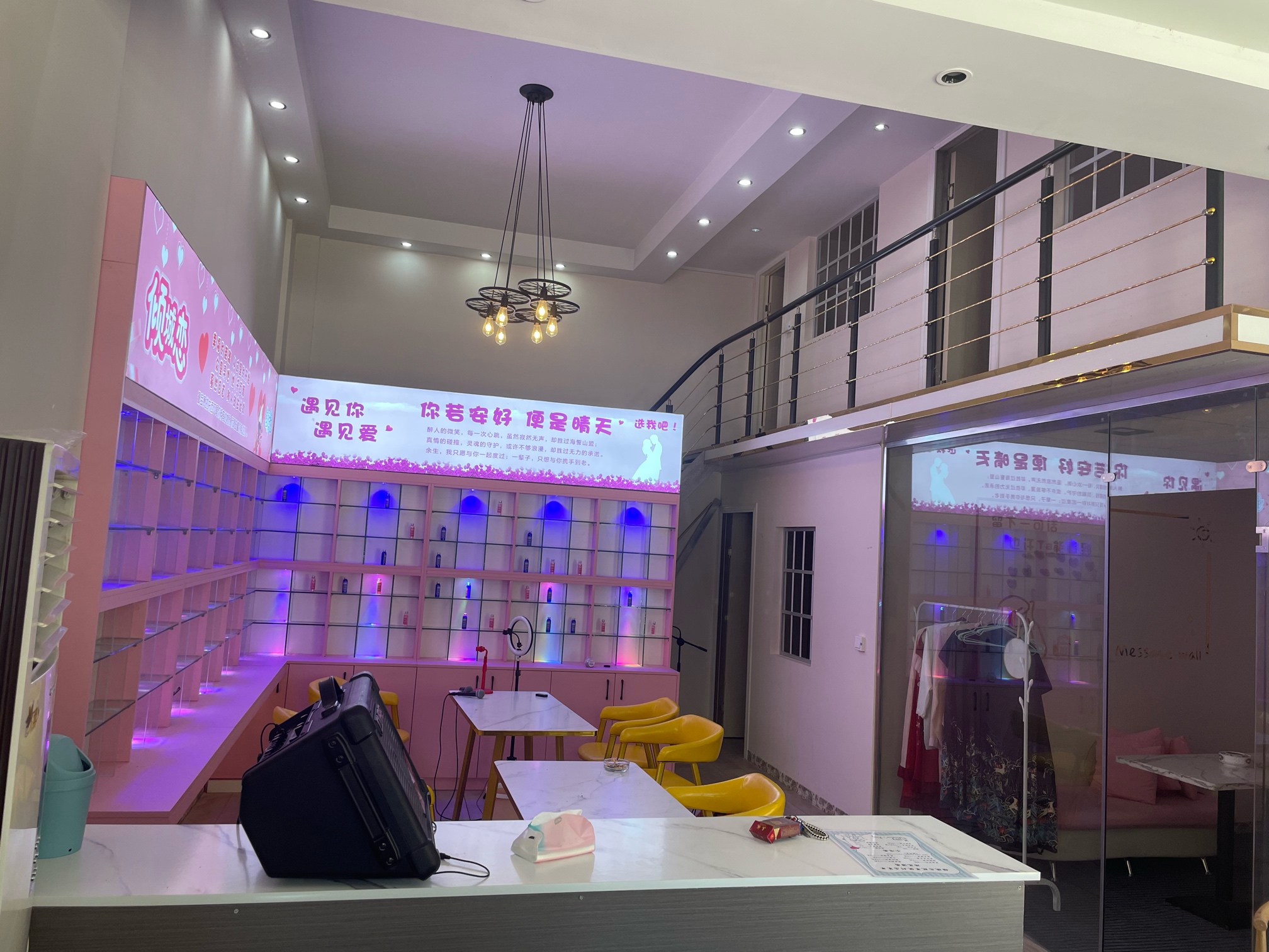 由于本人要回学校进修，现忍痛讲旺铺转让，有固定的客源，可以堪称精装修， ...975 / 作者:小摔摔 / 帖子ID:299768