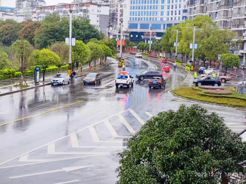 雨天开车慢点，滨江苑圆盘又出车祸659 / 作者:清风哥 / 帖子ID:301966