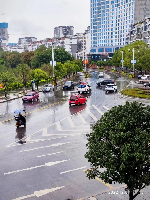 雨天开车慢点，滨江苑圆盘又出车祸353 / 作者:清风哥 / 帖子ID:301966