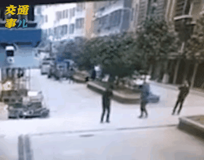 一组动图警示：春节放鞭炮时千万别向阴阱盖里放！541 / 作者:猛龙 / 帖子ID:303087