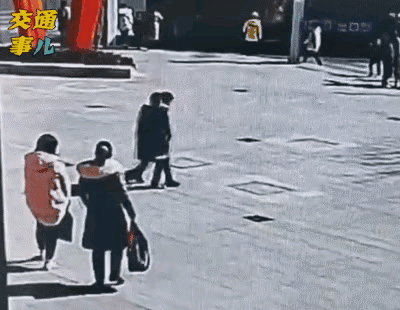 一组动图警示：春节放鞭炮时千万别向阴阱盖里放！236 / 作者:猛龙 / 帖子ID:303087