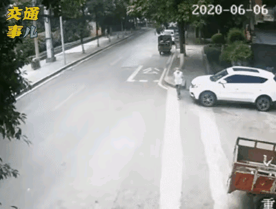 为什么这些人都喜欢背对着来车呢？是不是以为人家都不敢压它？383 / 作者:猛龙 / 帖子ID:304984