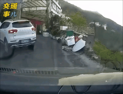 为什么这些人都喜欢背对着来车呢？是不是以为人家都不敢压它？737 / 作者:猛龙 / 帖子ID:304984