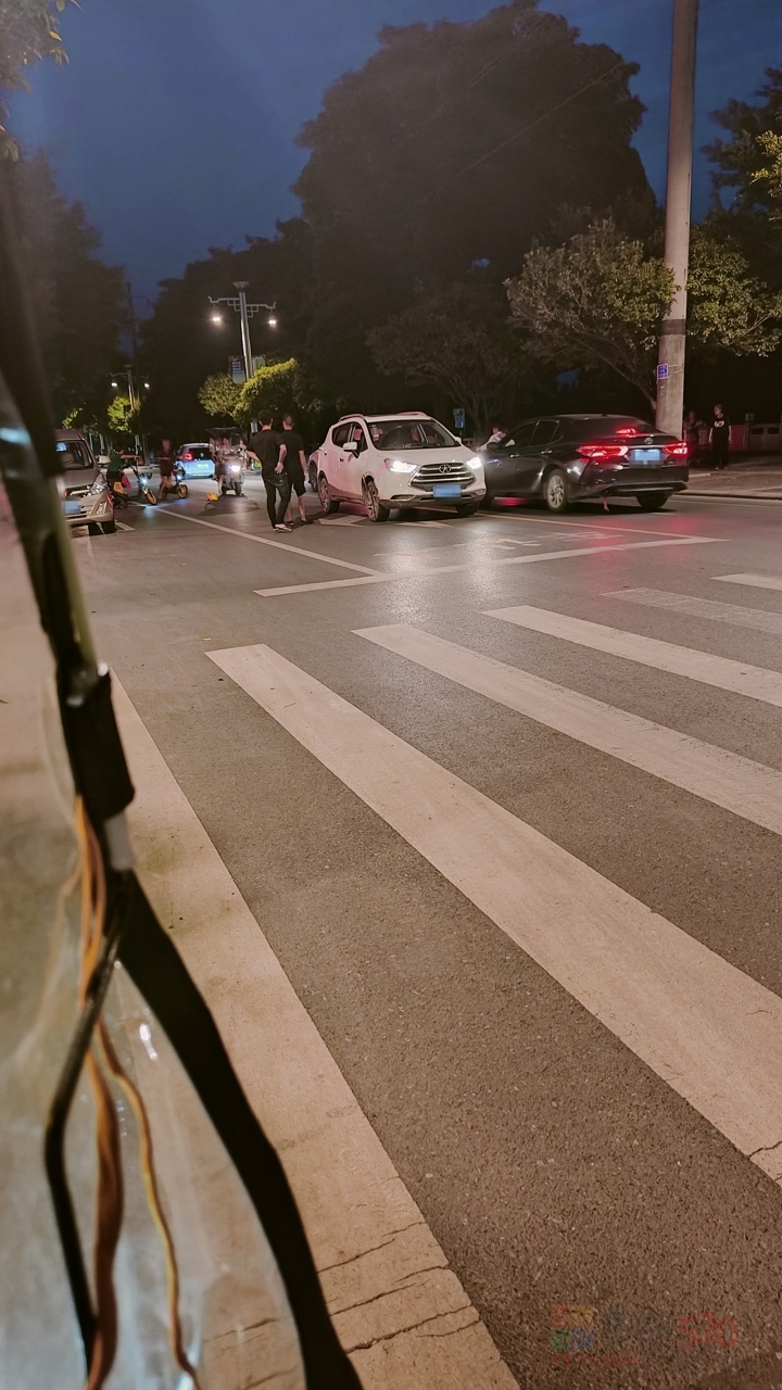 万福嘉园外面共享单车跟小车撞了185 / 作者:公路美学 / 帖子ID:310567