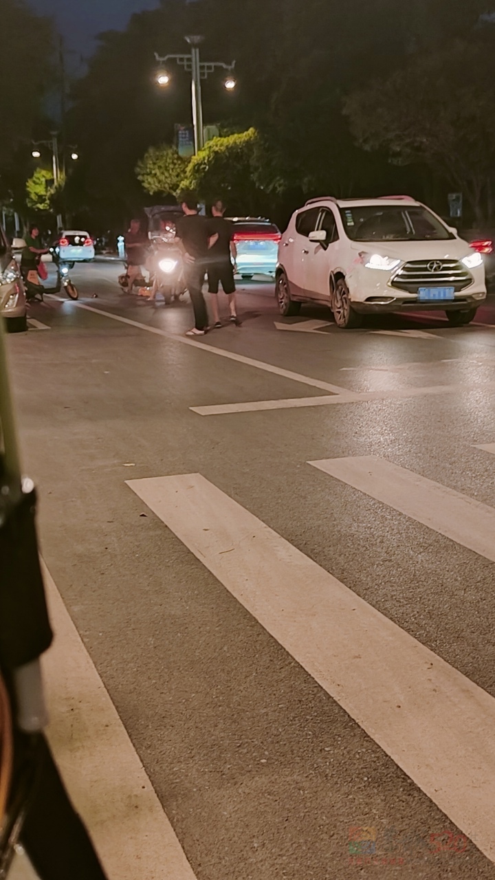 万福嘉园外面共享单车跟小车撞了506 / 作者:公路美学 / 帖子ID:310567