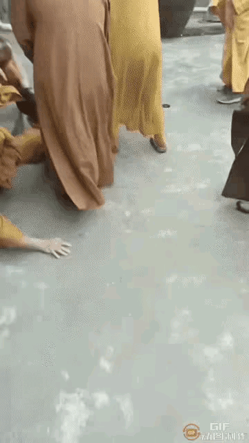 现在的和尚也不练武功了，欺负一个游客都只敢群殴964 / 作者:猛龙 / 帖子ID:311511