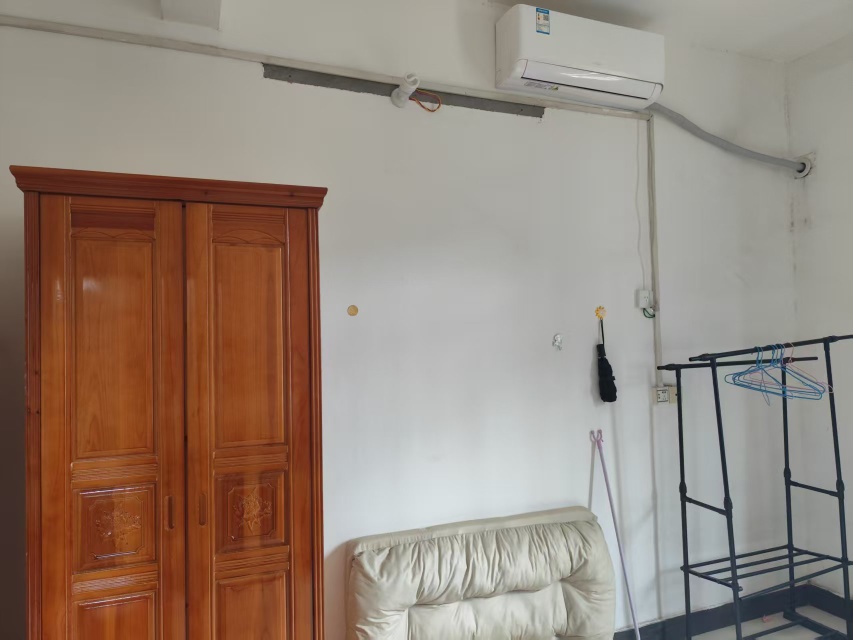 有空调热水器，床，柜子等。房租400元。
一房一厅出租，500元一个月。
押一 ...254 / 作者:541882 / 帖子ID:319890