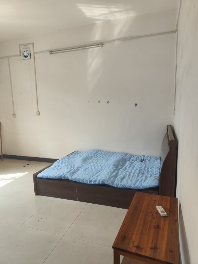 有空调热水器，床，柜子等。房租400元。
一房一厅出租，500元一个月。
押一 ...732 / 作者:541882 / 帖子ID:319890